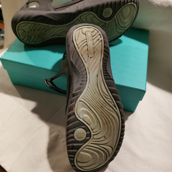 Shoes - Picture 5 of 6